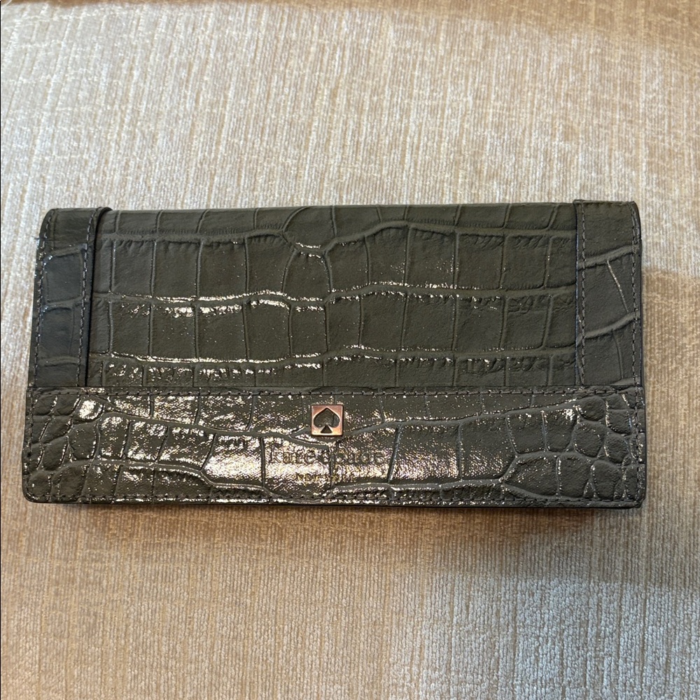 Elegant Olive Green Crocodile-Embossed Wallet